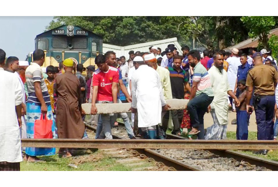 আন্তঃনগর ট্রেনের বিরতির দাবিতে ট্রেন অবরোধ করে বিক্ষোভ