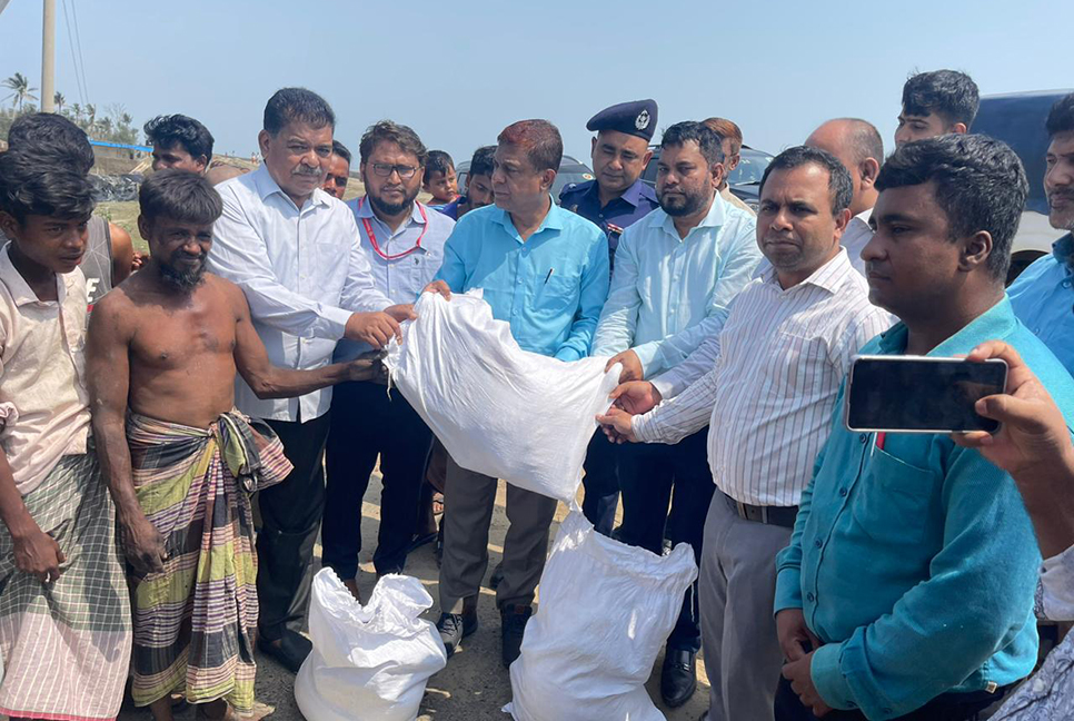 মোখার আঘাতে ক্ষতিগ্রস্ত এলাকা পরিদর্শনে ত্রাণ ও দুর্যোগ ব্যবস্থাপনার ডিজি

