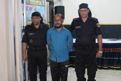 গ্রেফতার এড়াতে ২০ বছর যাবৎ আত্মগোপনে ছিলেন তিনি