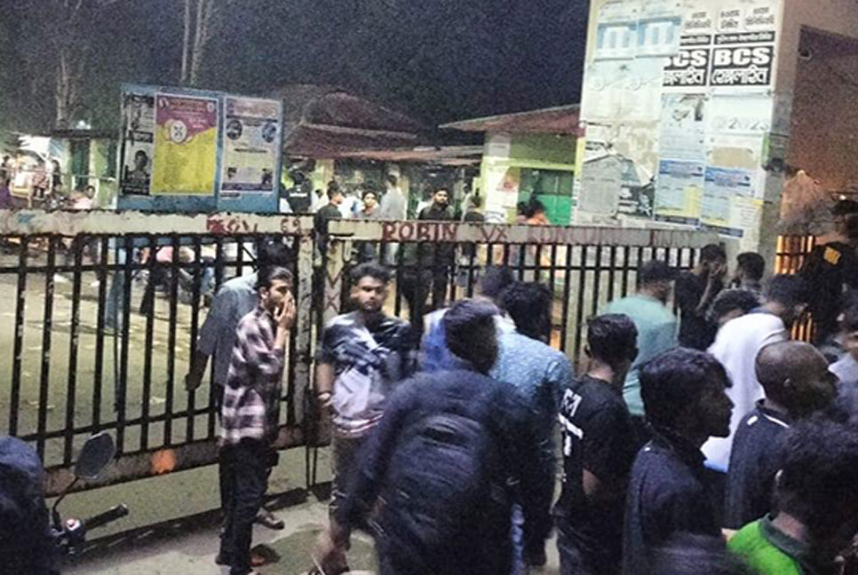 চবির প্রধান ফটকে ছাত্রলীগের তালা