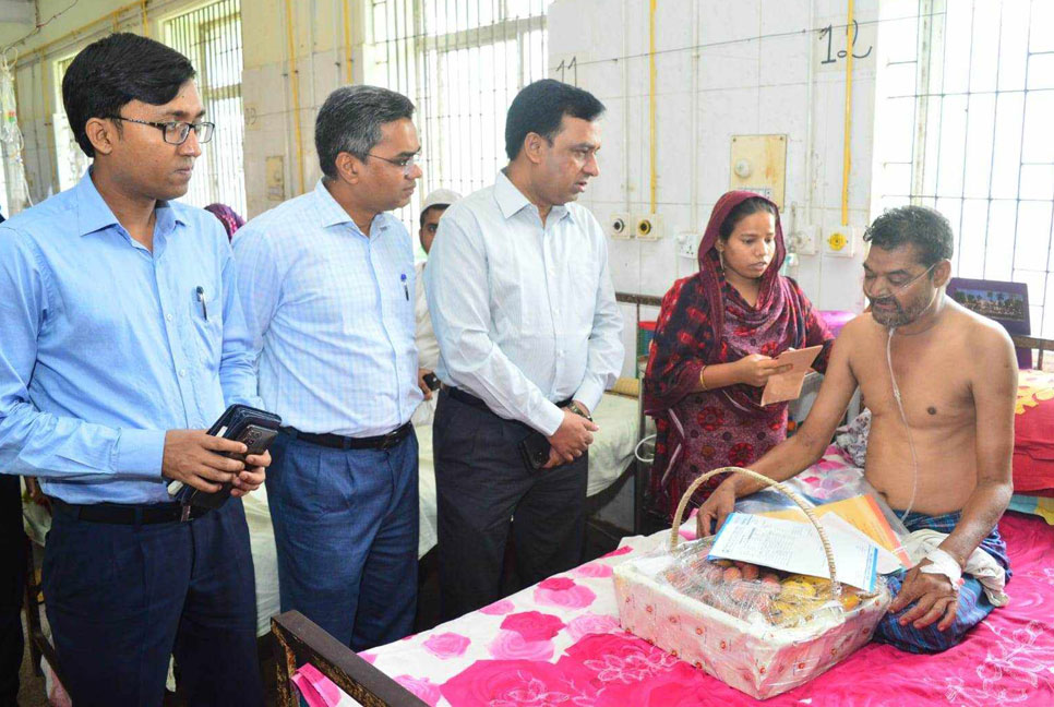 অক্সিজেন সিলিন্ডার নিয়ে রিকশা চালানো সেই সেন্টু’র পাশে ডিসি