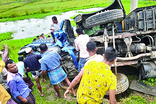 জৈন্তাপুরে ট্রাক ও পিকআপের মুখোমুখি সংঘর্ষ