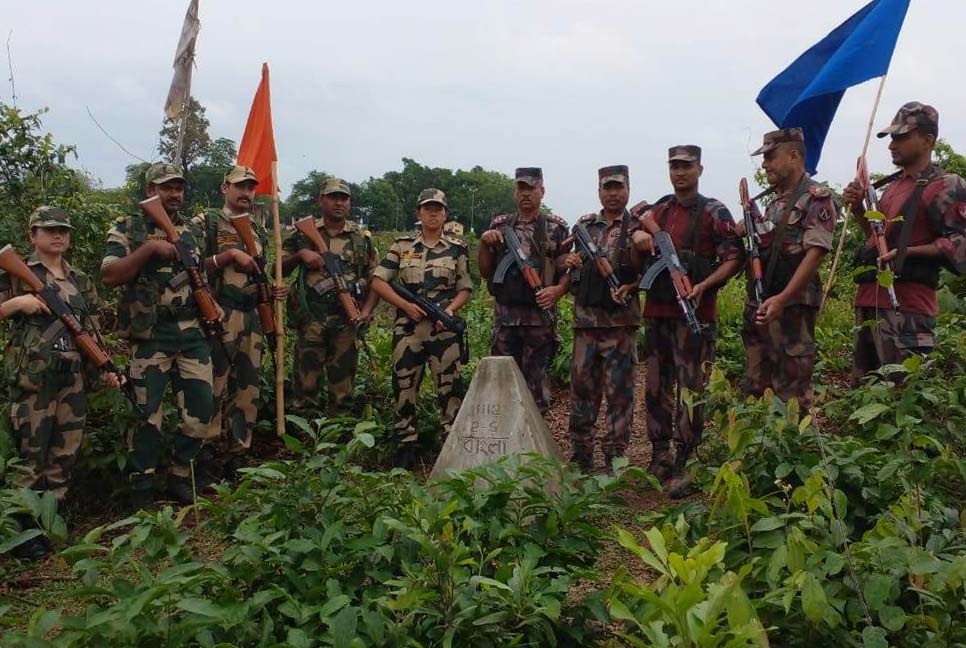 সীমান্তে বন্য হাতির আক্রমণ থেকে জানমাল রক্ষার্থে বিজিবি-বিএসএফ পতাকা বৈঠক