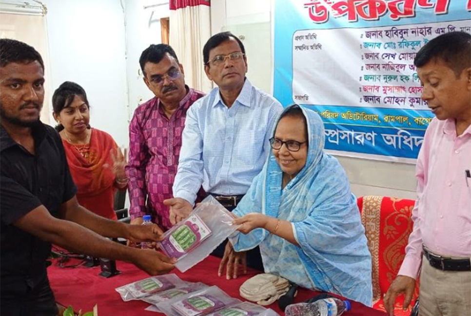 বাগেরহাটে কৃষকদের মাঝে কৃষি উপকরণ বিতরণ