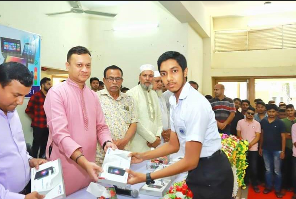 গফরগাঁওয়ে ট্যাব পেল মেধাবী শিক্ষার্থীরা