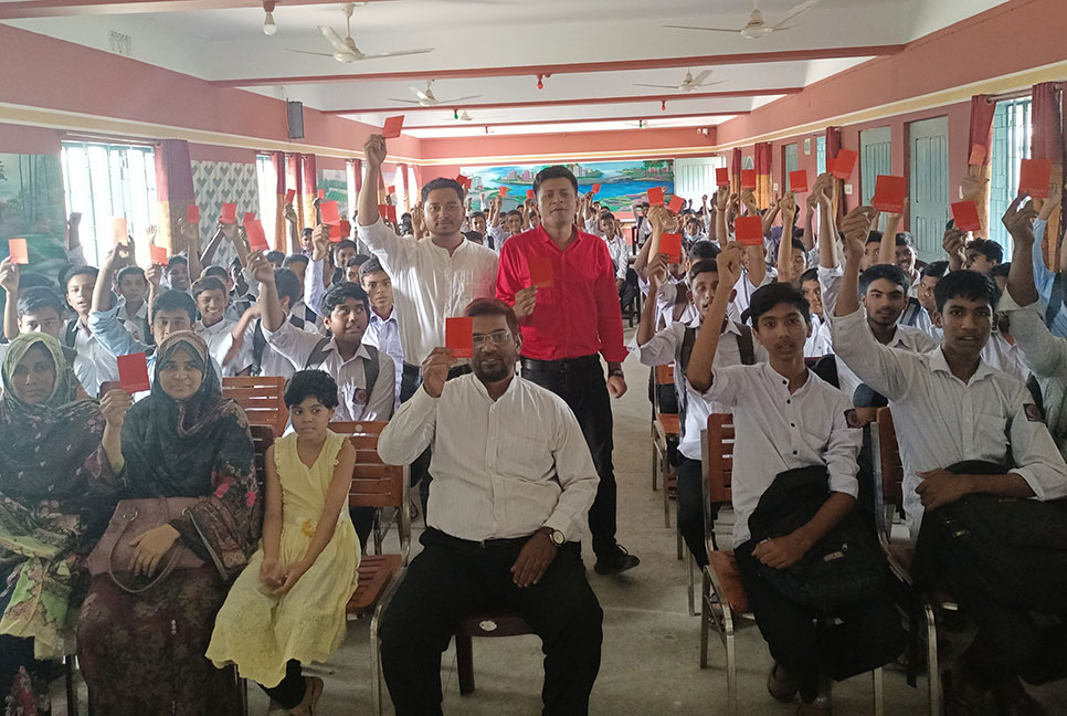 শিবগঞ্জে মাদক-বাল্যবিয়ে রোধে লাল কার্ড প্রদর্শন