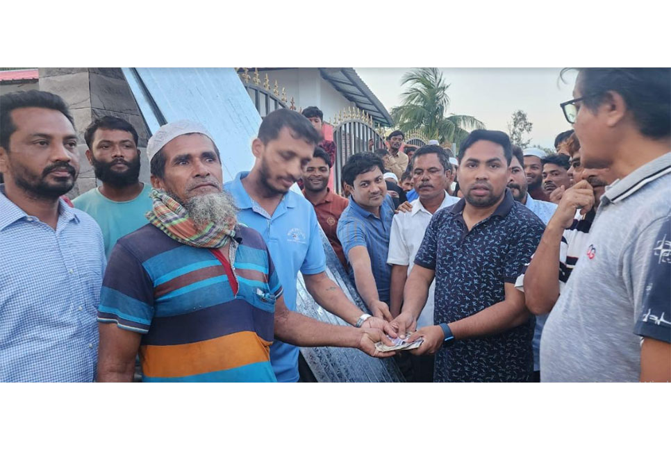 সেন্টমার্টিনে ক্ষতিগ্রস্ত পরিবারের মাঝে ঢেউটিন ও নগদ অর্থ প্রদান 