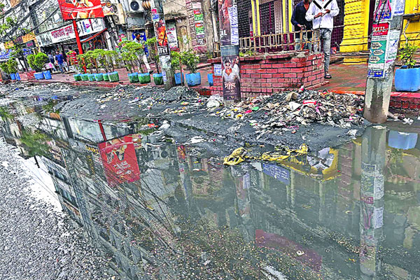 শহরের রাস্তায় ময়লার স্তূপ