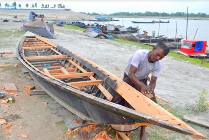 নতুন নৌকা তৈরির ধুম পড়েছে যমুনা পাড়ে