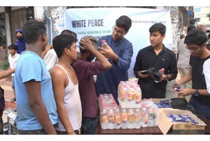 কুষ্টিয়ায় শ্রমজীবী মানুষের মাঝে বিশুদ্ধ পানি-স্যালাইন বিতরণ
