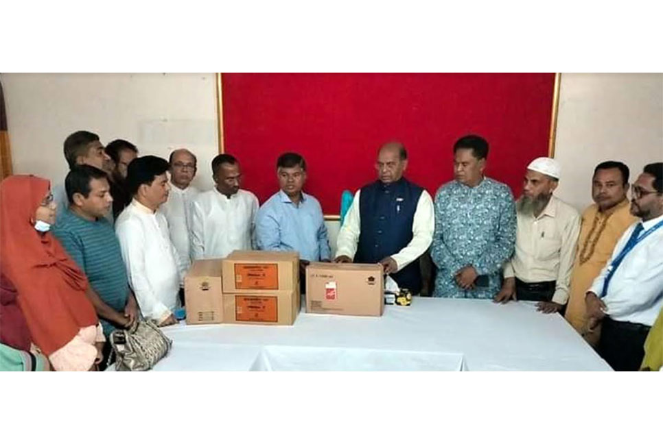 
কলাপাড়া স্বাস্থ্য কমপ্লেক্সে স্যালাইন হস্তান্তর