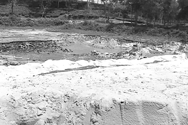 বন্ধ হচ্ছে না ফসলি জমির বালু তোলা