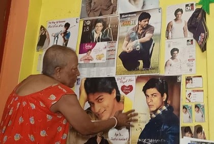 শরীরে ক্যান্সার; মৃত্যুর আগে বৃদ্ধার শেষ ইচ্ছা শাহরুখকে দেখার 