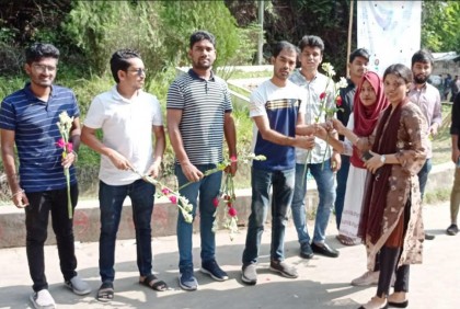 এবার ভর্তিচ্ছুদের ফুল দিয়ে স্বাগত জানালো চবি ছাত্রদল

