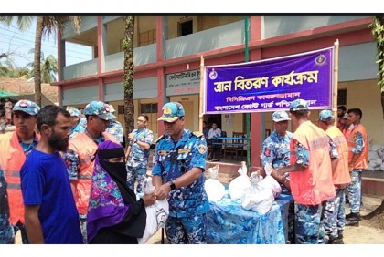 ঘূর্ণিঝড়ে সেন্টমার্টিনে ক্ষতিগ্রস্তদের মাঝে ত্রাণ বিতরণ