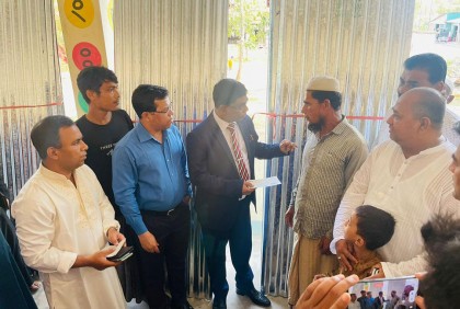 শাহপরীর দ্বীপে ঘূর্ণিঝড়ে ক্ষতিগ্রস্ত এলাকা পরিদর্শনে বিভাগীয় কমিশনার