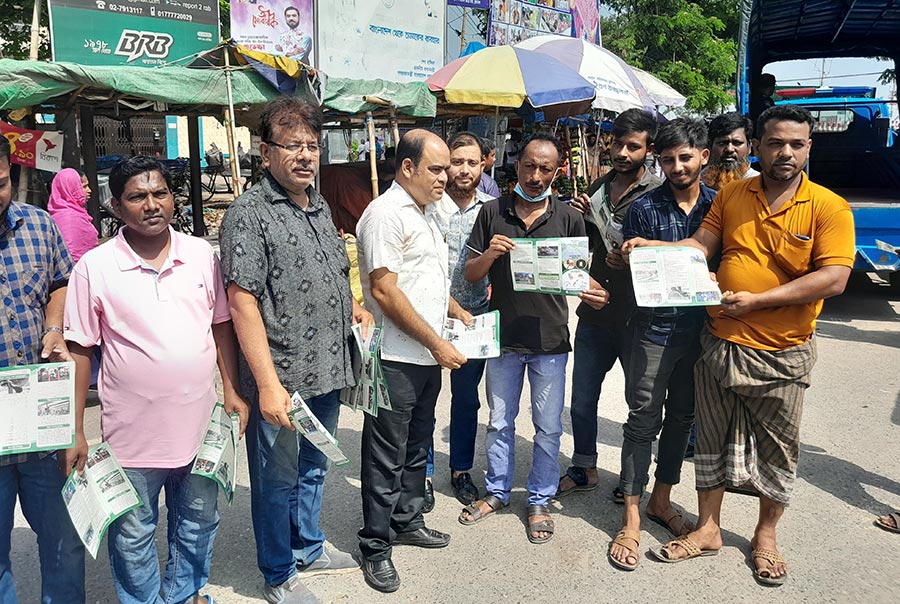 চুয়াডাঙ্গায় নিরাপদ সড়ক চাই’র লিফলেট বিতরণ