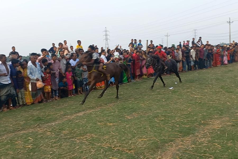 গোপালগঞ্জে ঘোড়দৌড় প্রতিযোগিতা অনুষ্ঠিত 