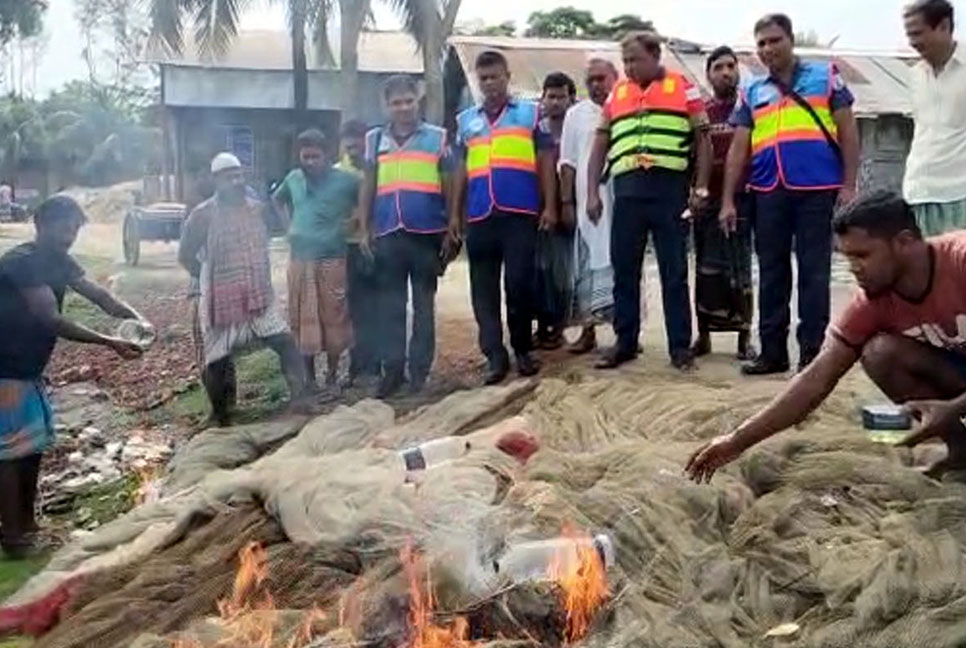 নিষেধাজ্ঞার প্রথম দিনে কুয়াকাটায় দেড় লাখ মিটার অবৈধ জাল জব্দ