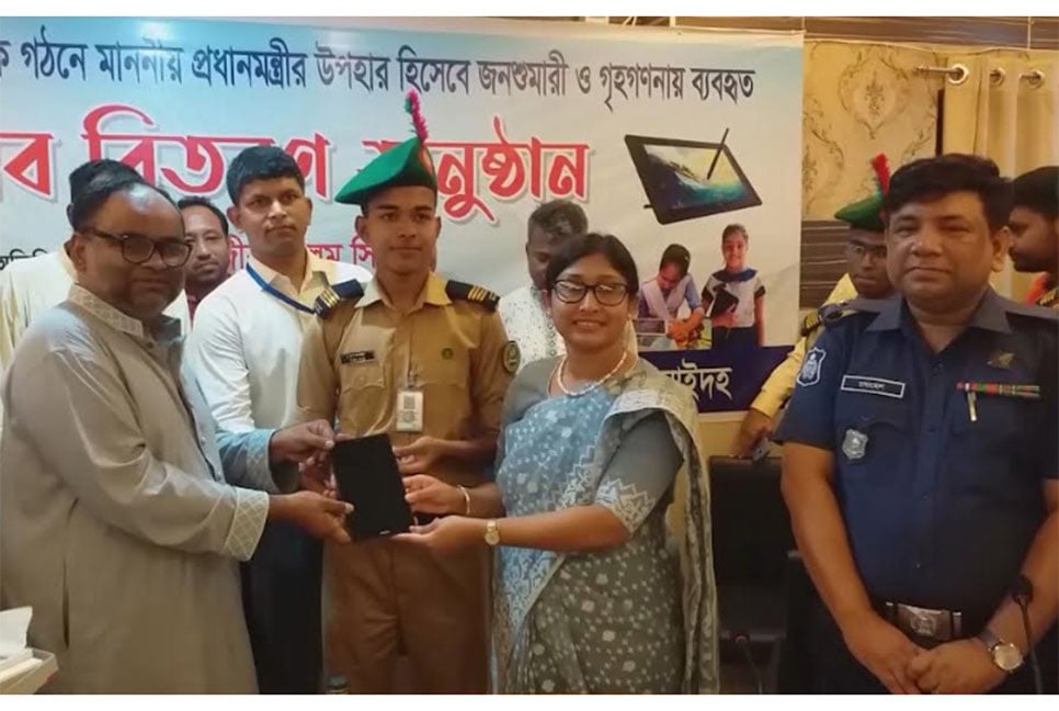 ঝিনাইদহে মেধাবী শিক্ষার্থীদের মাঝে ট্যাব বিতরণ