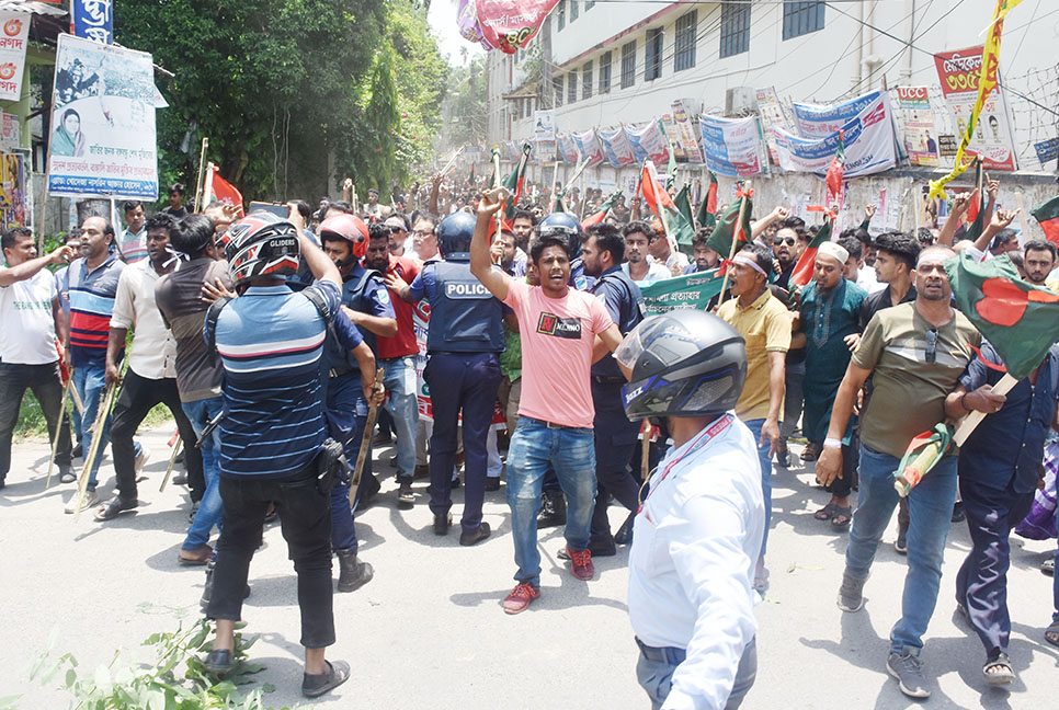রাজবাড়ীতে বিএনপির বিক্ষোভে হামলার অভিযোগ