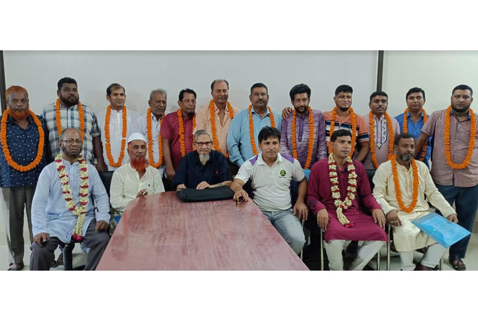 ফরিদপুরে মাইক্রোবাস মালিক সমিতির নির্বাচিত কমিটির শপথ গ্রহণ
