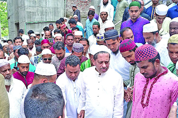 জুমার নামাজে প্রচারণায় প্রার্থীরা