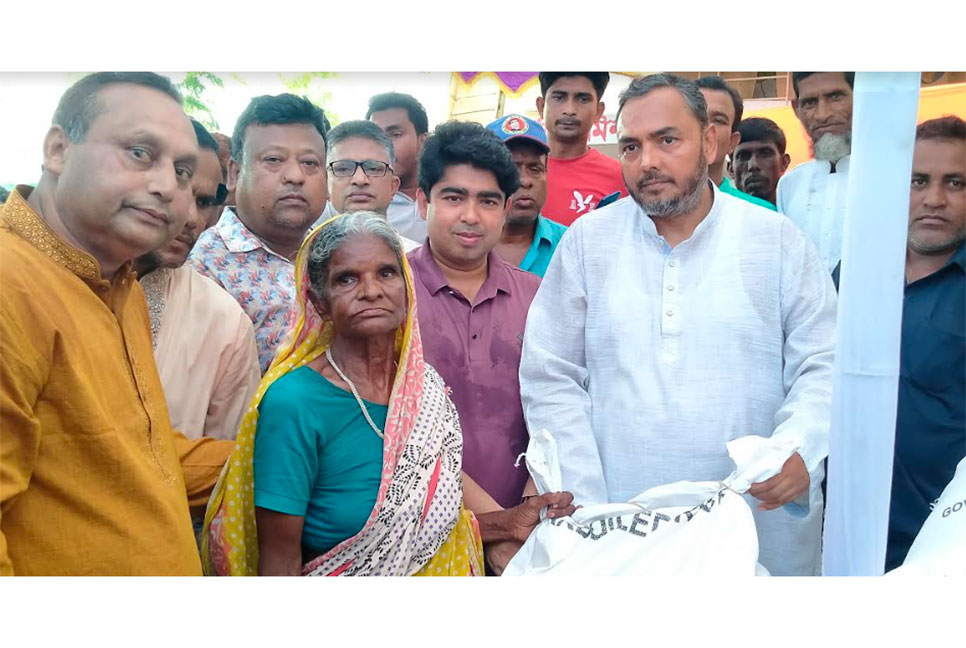 নদী ভাঙনে ক্ষতিগ্রস্ত পরিবারের মাঝে ত্রাণ বিতরণ