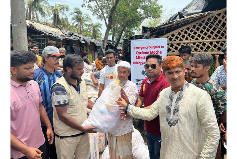 সেন্টমার্টিনে ক্ষতিগ্রস্ত পরিবারের মাঝে খাদ্য সামগ্রী বিতরণ 
