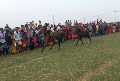 গোপালগঞ্জে ঘোড়দৌড় প্রতিযোগিতা অনুষ্ঠিত 