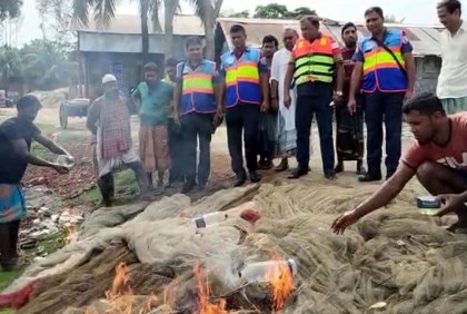 নিষেধাজ্ঞার প্রথম দিনে কুয়াকাটায় দেড় লাখ মিটার অবৈধ জাল জব্দ