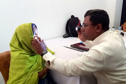ঠাকুরগাঁওয়ে পুলিশের বিনামূল্যে চক্ষু চিকিৎসা