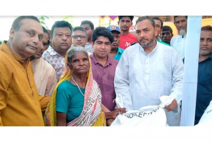 নদী ভাঙনে ক্ষতিগ্রস্ত পরিবারের মাঝে ত্রাণ বিতরণ