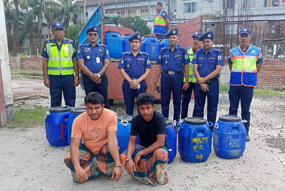 ২৫ লাখ চিংড়ির রেণু পোনা জব্দ, আটক ২