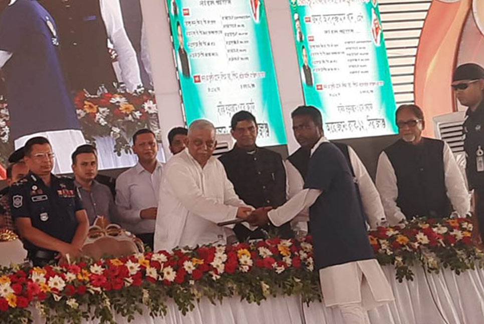 অস্ত্রসহ ৩ শতাধিক চরমপন্থীর আত্মসমর্পণ 