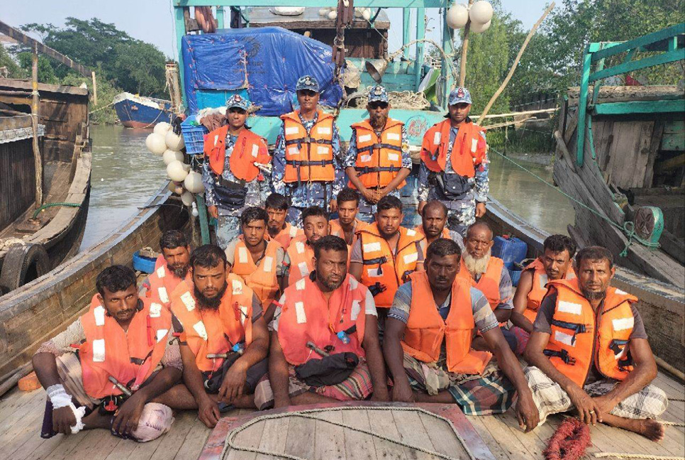সমুদ্রে তিন দিন ধরে ভাসতে থাকা ট্রলারের ১৪ জেলেকে জীবিত উদ্ধার 

