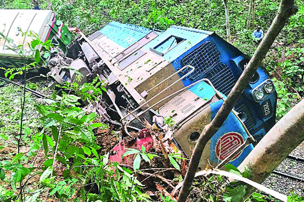 গাছে ধাক্কা লেগে ট্রেন লাইনচ্যুত