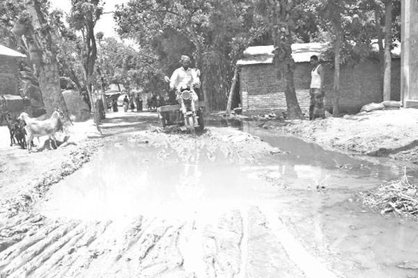 বৃষ্টি হলেই রাস্তায় জলাবদ্ধতা