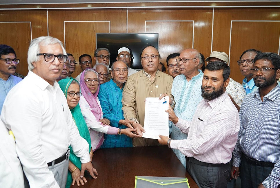 মনোনয়নপত্র জমা দিলেন খায়রুজ্জামান লিটন
