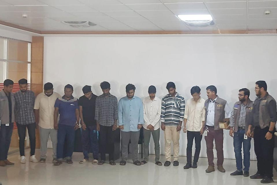 মেয়েদের ব্যক্তিগত ভিডিও সংগ্রহ করে ব্ল্যাকমেইল করত চক্রটি