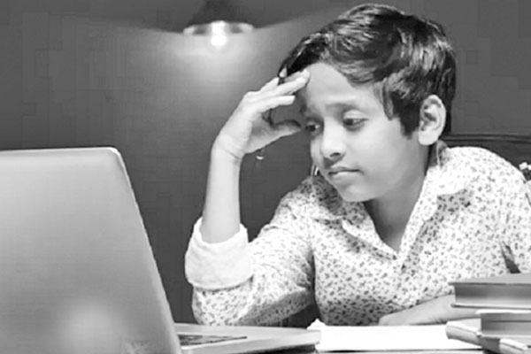আপনার সন্তান অনলাইনে কী করছে নজর রাখুন