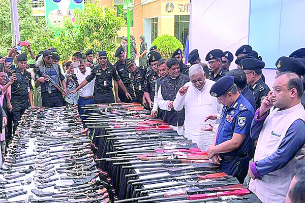অস্ত্রসহ ৩ শতাধিক সর্বহারা চরমপন্থির আত্মসমর্পণ