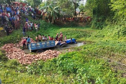 নিয়ন্ত্রণ হারিয়ে প্রাণ গেল লড়ি চালকের 