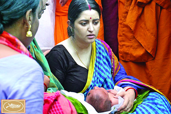‘মা’ নিয়ে কানে মুগ্ধতার ঢেউ