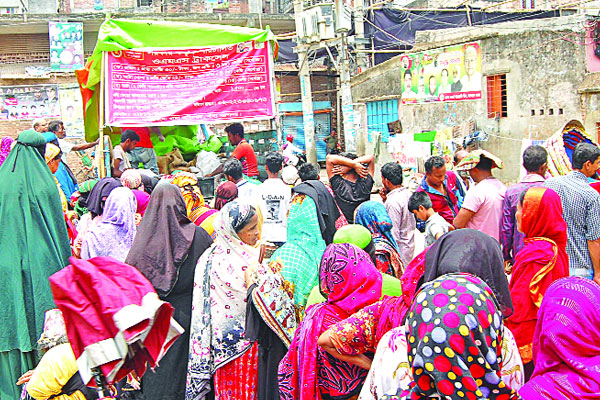 ওএমএস-এর ট্রাকে সাধারণ মানুষের ভিড়