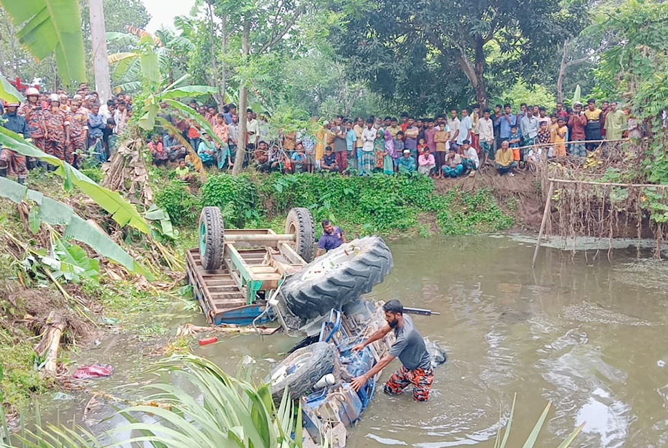 নেত্রকোনায় নিয়ন্ত্রণ হারিয়ে পুকুরে লরি, চালক নিহত 