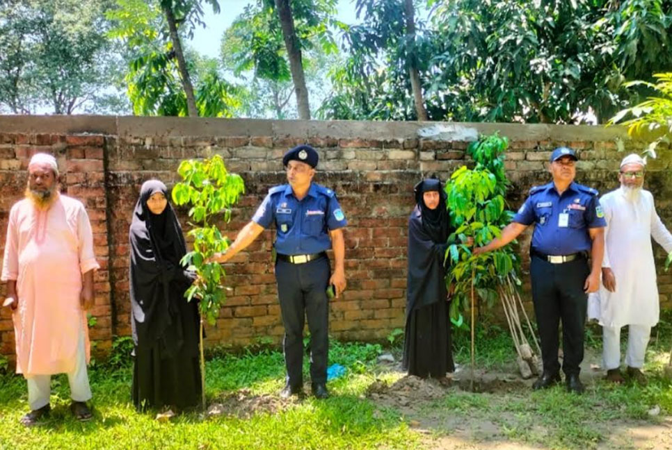 ফুলপুরে পুলিশের বৃক্ষরোপণ ও সচেতনতামূলক সভা 