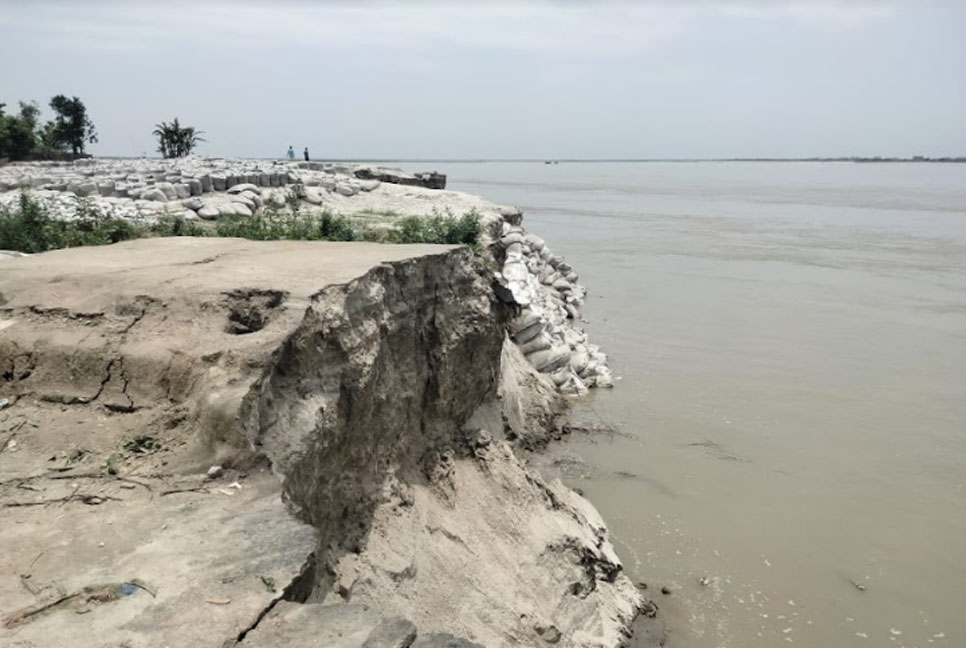 বর্ষার আগেই যমুনায় ভাঙন