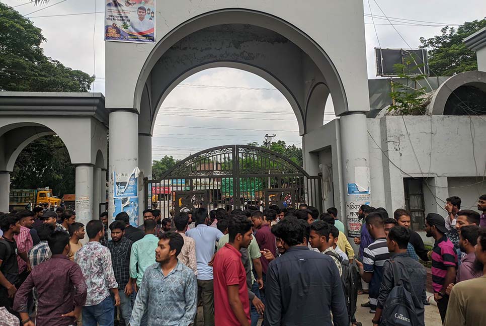 আহত শিক্ষার্থীর ক্ষতিপূরণের দাবিতে ইবির প্রধান ফটকে তালা

