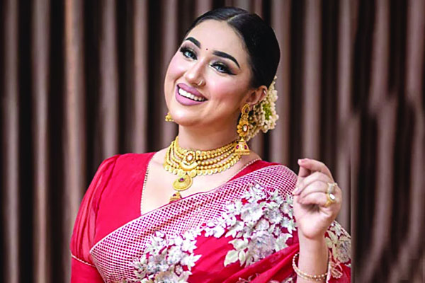 ঈদেই অপুর ‘লাল শাড়ি’
